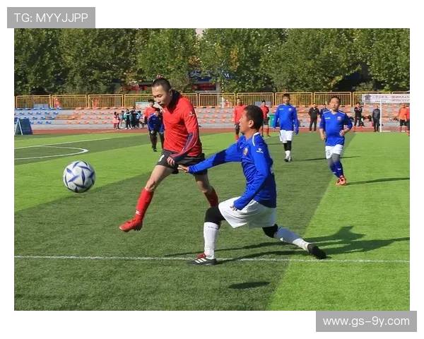 盐城足球决赛激战正酣 赛场上演精彩逆转 展现体育精神与竞技风采