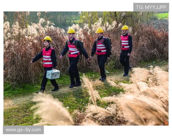 镶黄旗足球队守门员奋勇拼搏展现团队精神和个人风采